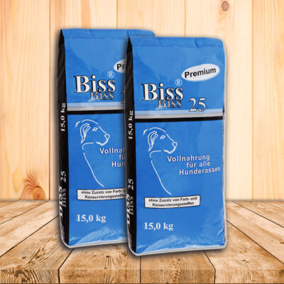 Zwei Säcke Biss 25 Premium Hundefutter à 15 kg vor einer Holzwand und Holzboden.