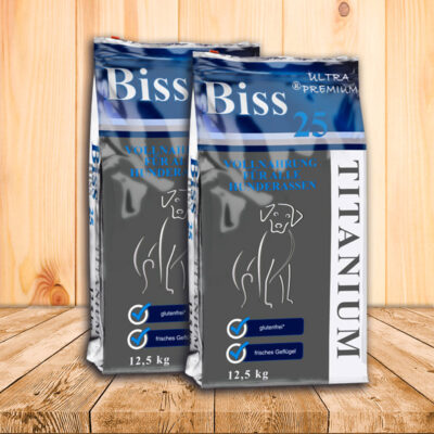 Zwei Säcke Biss 25 Titanium Hundefutter à 12,5 kg vor Holzwand und Holzboden, glutenfrei, mit frischem Geflügel.